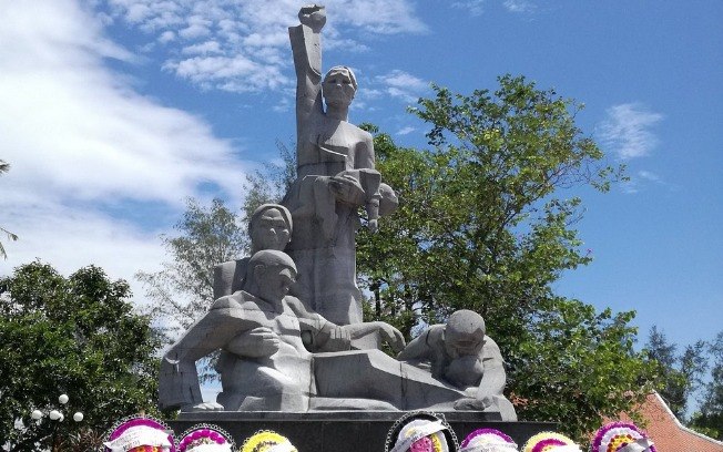 Monumento localizado na vila de My Lai homenageando os mortos do Massacre. 