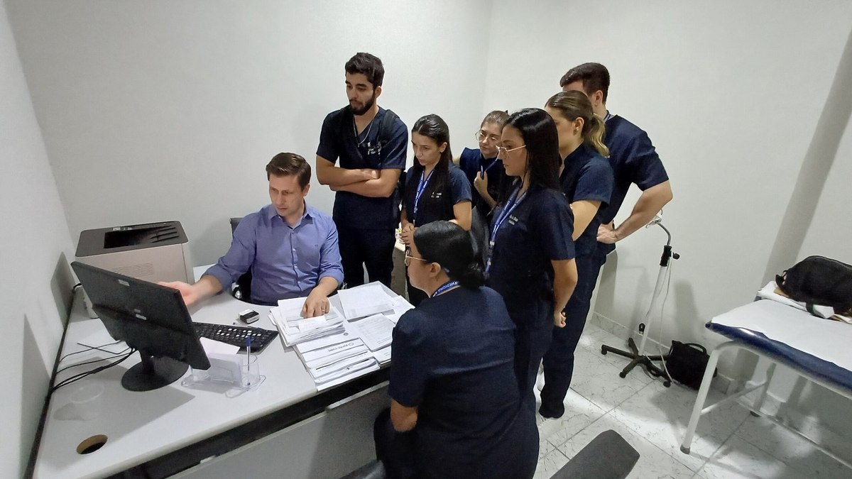 Dr. Carlos Vernin orienta estudantes da UNIP no Ambulatório da Santa Casa