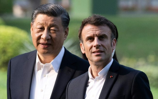 O presidente chinês Xi Jinping (E) e o presidente francês Emmanuel Macron em 7 de abril de 2023 em Guangzhou, sul da China