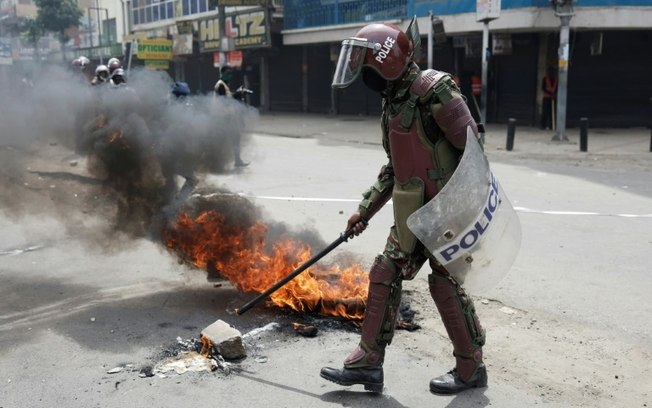 Forte presença policial queniana contra multidões na capital Nairóbi, depois de ativistas terem apelado a novas manifestações antigovernamentais
