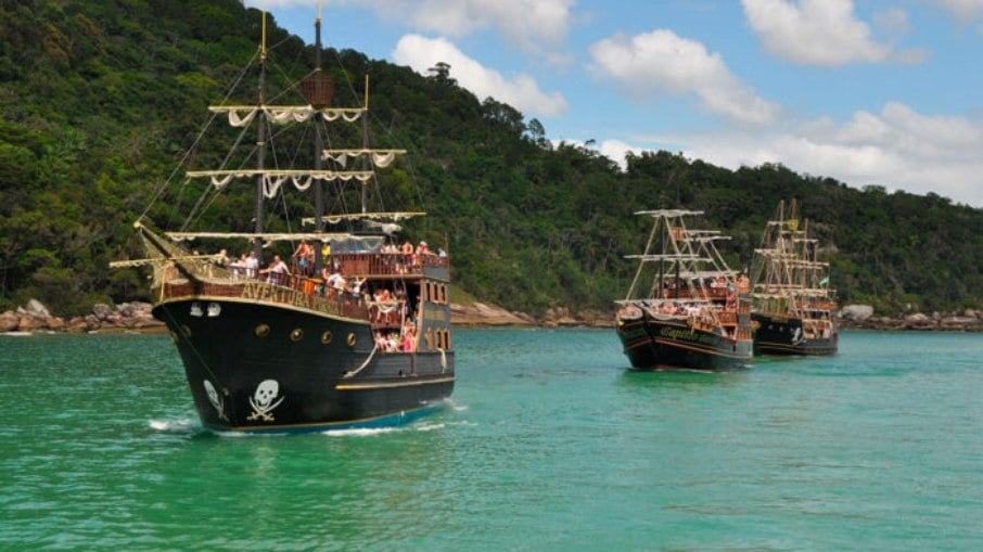 Barco Pirata de empresa homônima que faz o serviço de visita às praias de Balneário Camboriú 