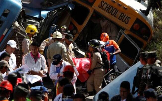 Pelo menos 23 pessoas morreram e 34 ficaram feridas em um acidente entre um ônibus escolar e um caminhão-pipa, neste domingo