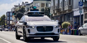 Uber investirá R$ 500 milhões em recarga para robotáxis