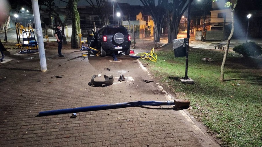 O condutor apresentava odor etílico e alegava que havia perdido o controle e invadido a praça. O condutor apresentava odor etílico e alegava que havia perdido o controle e invadido a praça.