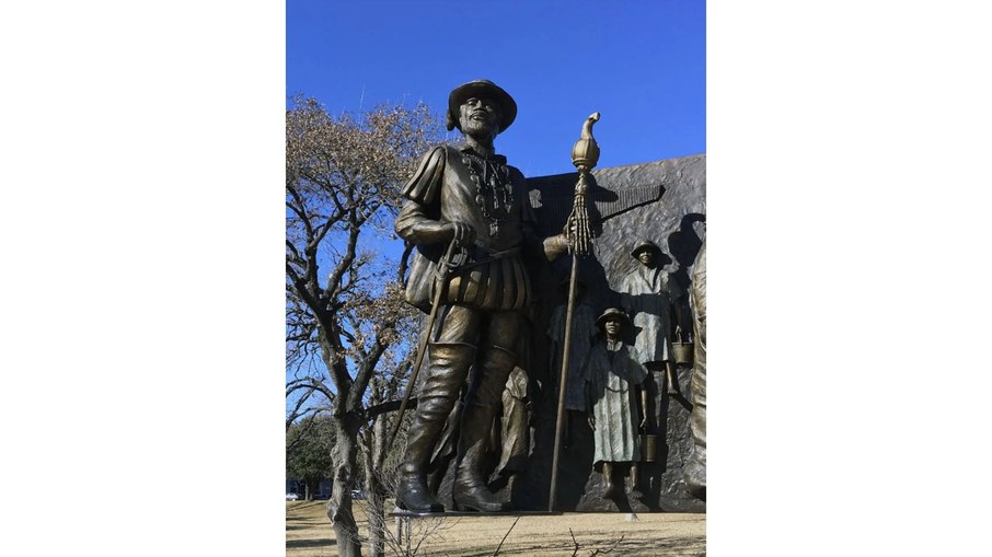 Uma estátua de Estevanico, que o homenageia como o primeiro afro-americano a viver no Texas contemporâneo, está localizada no Capitólio estadual em Austin. Uma estátua de Estevanico, que o homenageia como o primeiro afro-americano a viver no Texas contemporâneo, está localizada no Capitólio estadual em Austin.