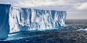 Maior iceberg do mundo se solta e segue rumo ao norte após décadas na Antártida