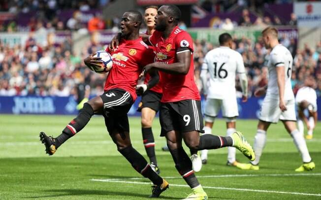Bailly e Lukaku comemoram o primeiro gol do Manchester United diante do Swansea