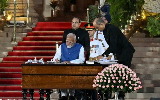 Narendra Modi presta juramento como primeiro-ministro da Índia, no Palácio Rashtrapati Bhavan, em Nova Délhi, em 9 de junho de 2024