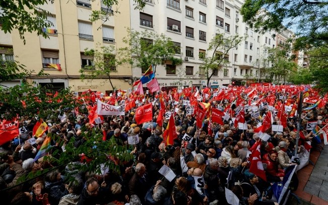 Simpatizantes do PSOE reunidos diante da sede do partido, em Madri, para expressar apoio a Pedro Sánchez