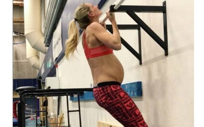 A personal trainer, mesmo grávida de 41 semanas, fez exercícios na barra