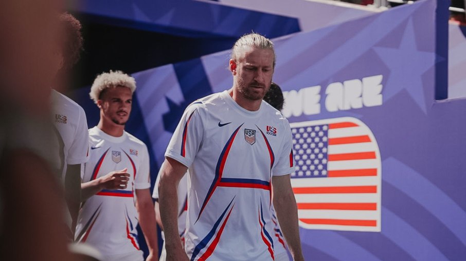 Estados Unidos e Bósnia duelam pelo mata-mata; acompanhe