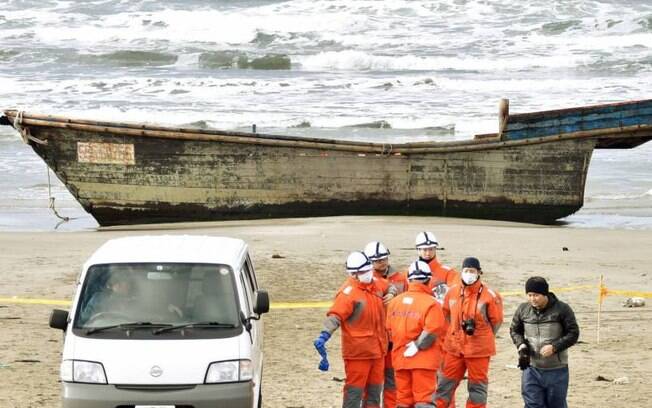 A Guarda Costeira do Japão encontrou oito corpos em um barco à deriva no litoral da província de Akita nesta segunda-feira (27)