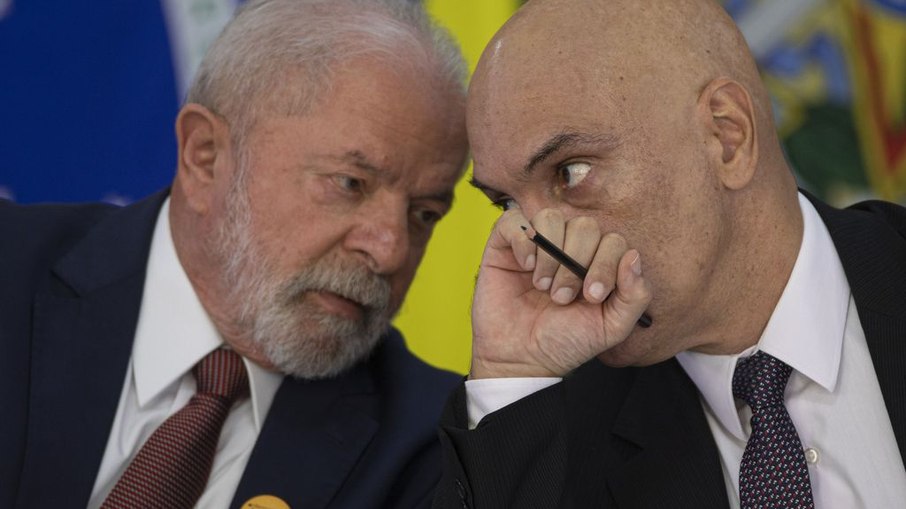 Presidente Luiz Inácio Lula da Silva conversa com o presidente do Tribunal Superior Eleitoral (TSE), Alexandre de Moraes, durante reunião com chefes dos Três Poderes