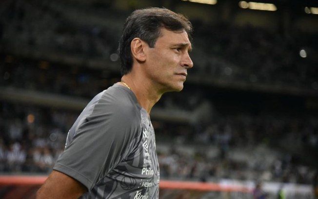 Bustos lamenta primeiro tempo ruim e elogia 'valentia' do Santos
