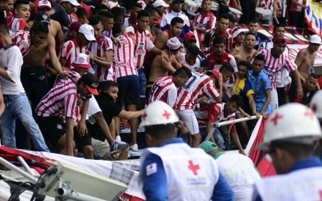 Torcedores caem após comemoração de gol no Estádio Metropolitano Roberto Meléndez