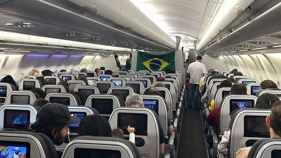 Operação Voltando em Paz do Governo Federal, realiza o sétimo voo de repatriação de 219 brasileiros partindo de Israel, com a aeronave KC-30 