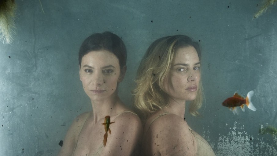 As atrizes Carolina Mânica e Natallia Rodrigues são as protagonistas da peça 'Aquário com Peixes'