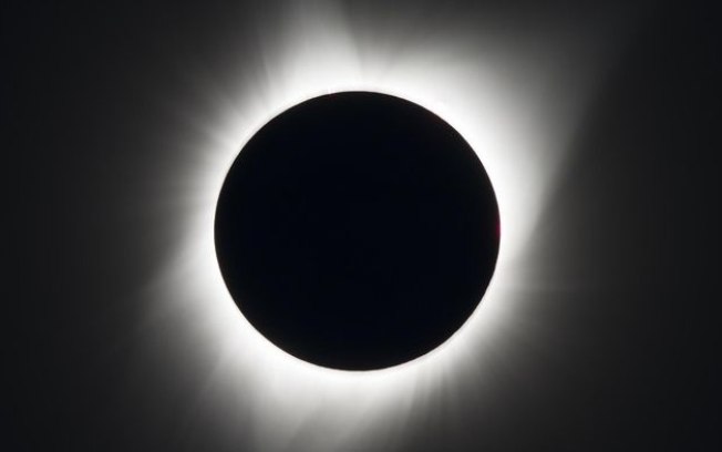 Eclipse solar total vai transformar o Sol em lente gravitacional