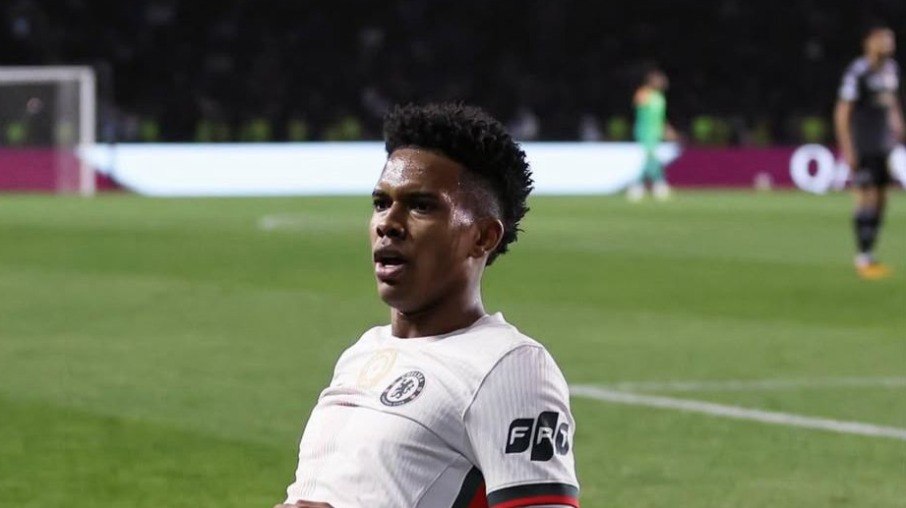 Estevão comemora gol que salvou Chelsea de grande zebra Estevão comemora gol que salvou Chelsea de grande zebra