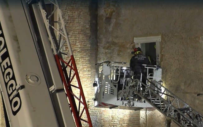 Operação de resgaste após desabamento na Torre dei Conti, em Roma