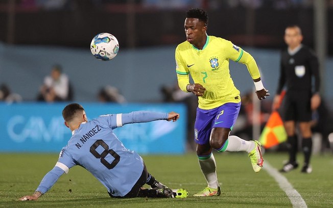 Vini Jr em ação pelo Brasil na derrota para os uruguaios rodada passada