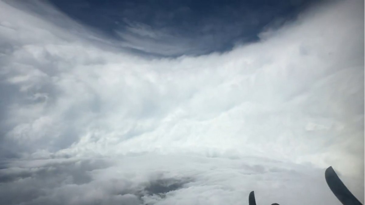 Olho do furacão Melissa registrado por um caçador de tempestades no Caribe