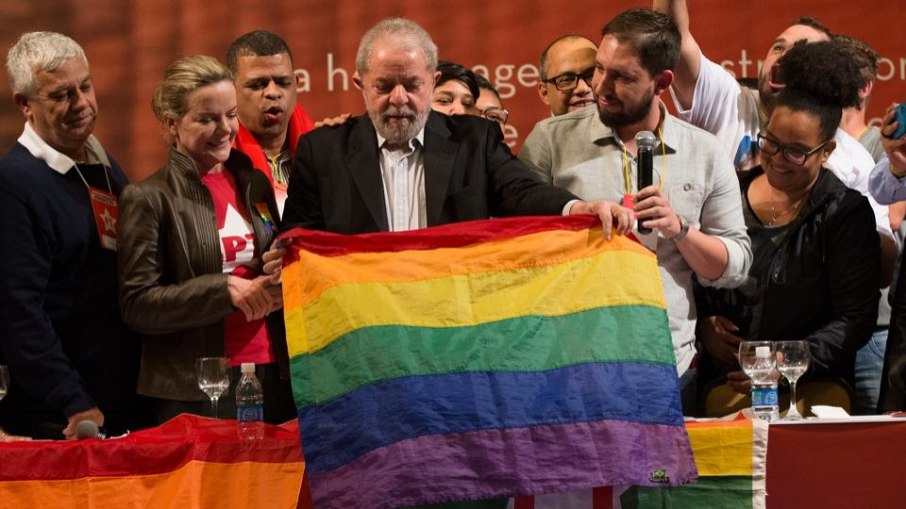 O presidente Lula segurando uma bandeira LGBTQIAP+ durante campanha eleitoral à presidência em 2022.
