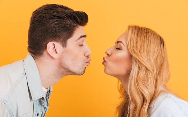 Um beijo diz muito sobre o seu relacionamento, de acordo com a sexóloga holística Virgínia Gaia