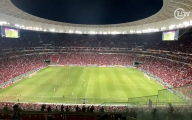 Torcida do Flamengo lota o Mané Garrincha e faz a festa desde o aquecimento