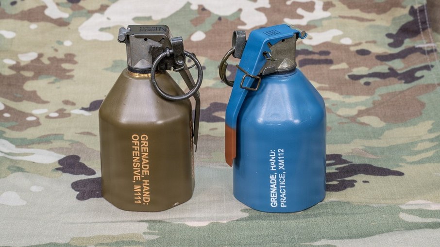 Granadas de mão M111 à esquerda e M112 à direita
