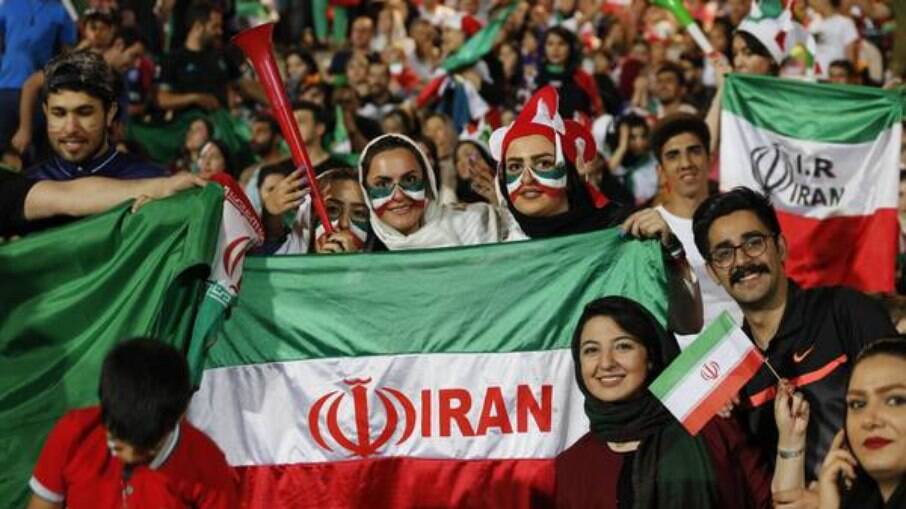 Iranianas assistem a partida da Copa do Mundo em telão montado em estádio de Teerã 