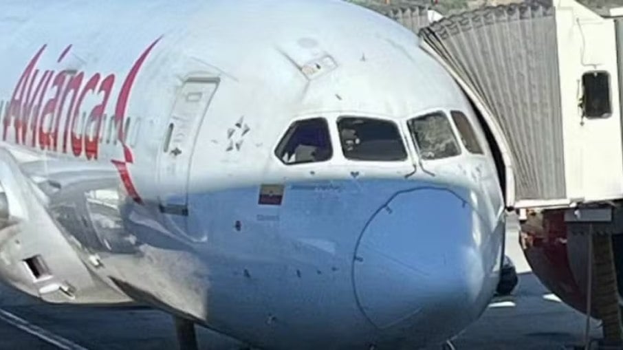 Avião faz pouso de emergência após janela de piloto estourar na Espanha
