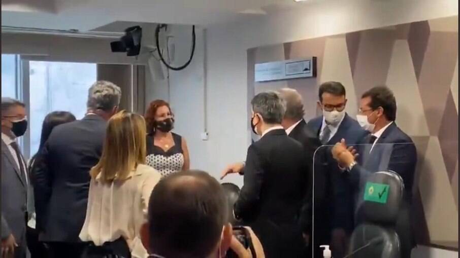 Deputada Carla Zambelli invade sessão e causa tumulto ao defender ex-líder da secom na CPI