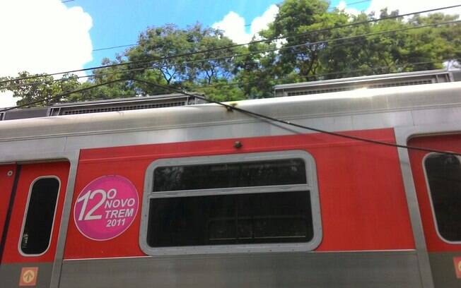 Cabo da rede elétrica atingiu trem da linha 7-Rubi da CPTM na altura da estação Caieiras nesta segunda-feira (27)