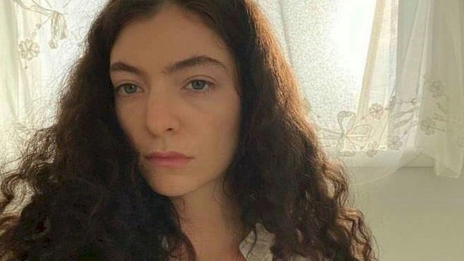 Lorde deixa mensagem enigmática aos fãs nas redes sociais