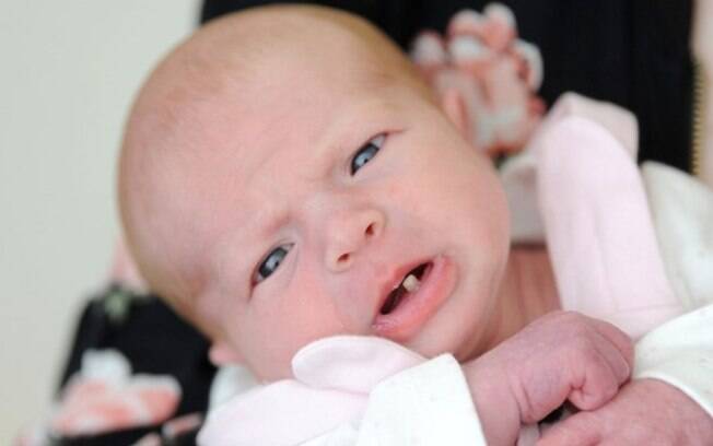 Na Inglaterra, bebê nasce com um detalhe pouco comum, um dente de leite, chamando a atenção de família e especialistas