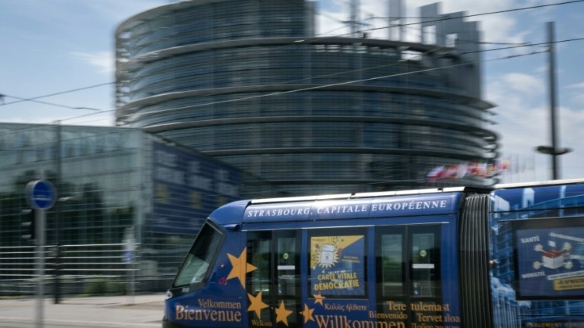 Um bonde passa pelo prédio do Parlamento Europeu em Estrasburgo, na França, em 6 de junho de 2024
