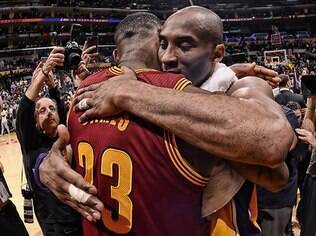 LeBron James e Kobe Bryant se cumprimentam após a partida LeBron James e Kobe Bryant se cumprimentam após a partida