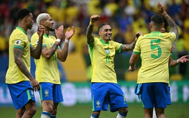 Jogadores da Seleção comemoram vitória sobre a Colômbia na última rodada das Eliminatórias Jogadores da Seleção comemoram vitória sobre a Colômbia na última rodada das Eliminatórias