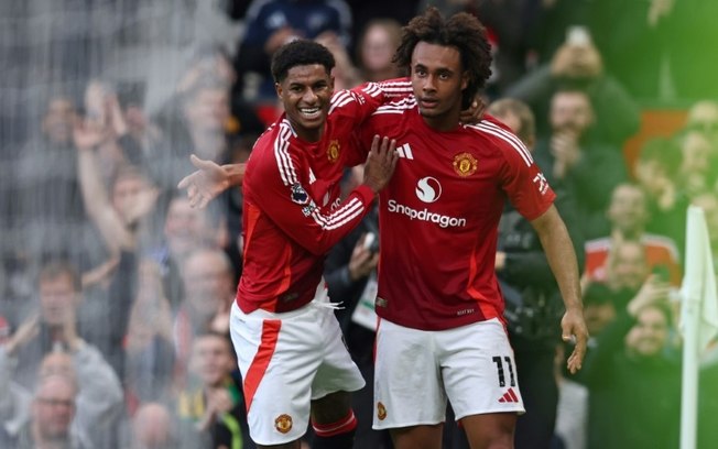 Marcus Rashford (D) comemora com Joshua Zirkzee (E) um dos gols da vitória do Manchester United sobre o Aston Villa por 4 a 0 neste domingo, pelo Campeonato Inglês