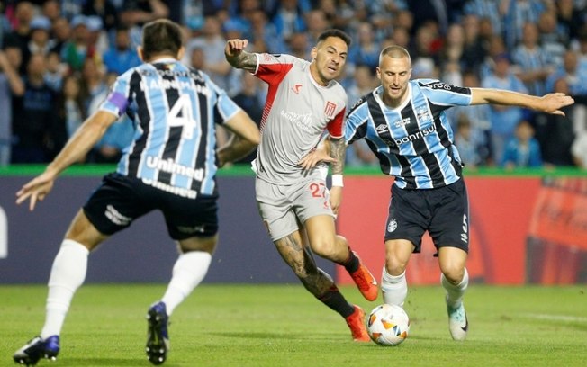 Rodrigo Ely (D) disputa a bola com Marcelo Correa (C) no empate entre Grêmio e Estudiantes em 1 a 1 neste sábado, pela Copa Libertadores
