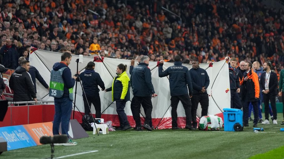 Adam Szalai foi atendido em campo Adam Szalai foi atendido em campo