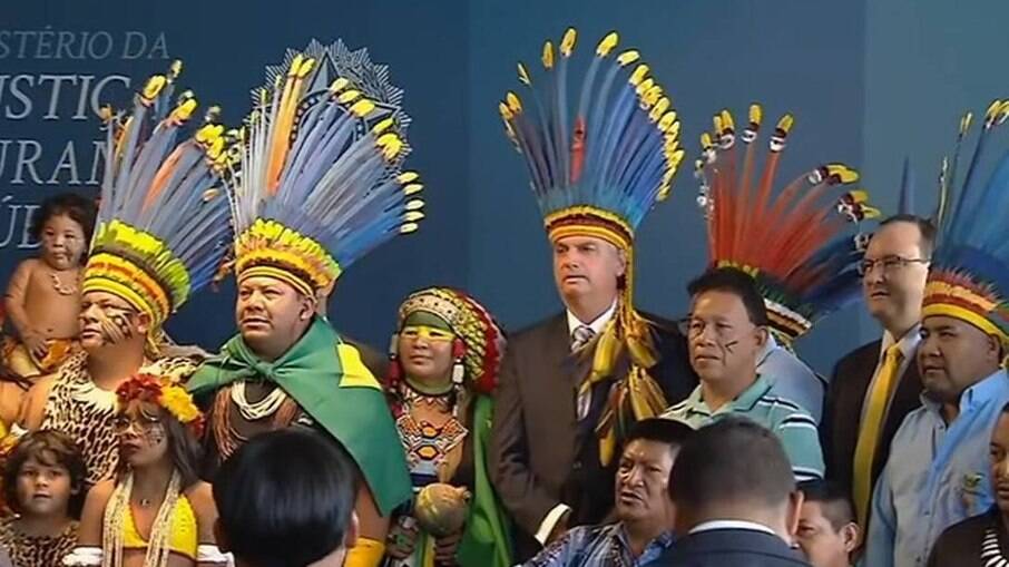 Bolsonaro participa de cerimônia para receber Medalha do Mérito Indigenista 