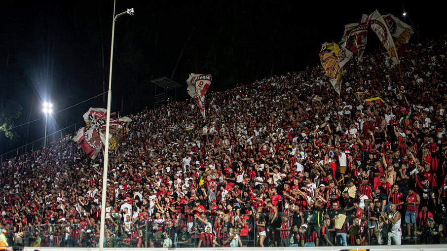 Torcida promove pancadaria na arquibancada durante Ba-Vi