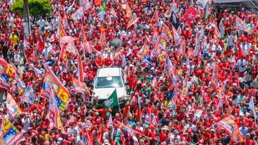 Uma multidão de militantes acompanhou o percurso dos candidatos