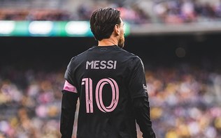 Vídeo: sem segurança pessoal, Messi é abraçado por fã em campo