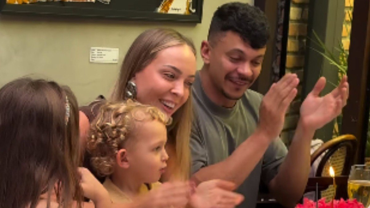 Após beijão em festa, Júlio e Tata Estaniecki almoçam juntos