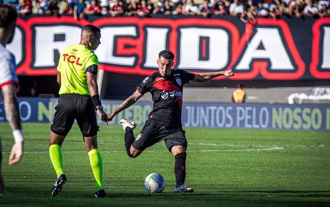 Árbitro Andre Luiz foi o centro das atenções em Atlético-GO x Flamengo