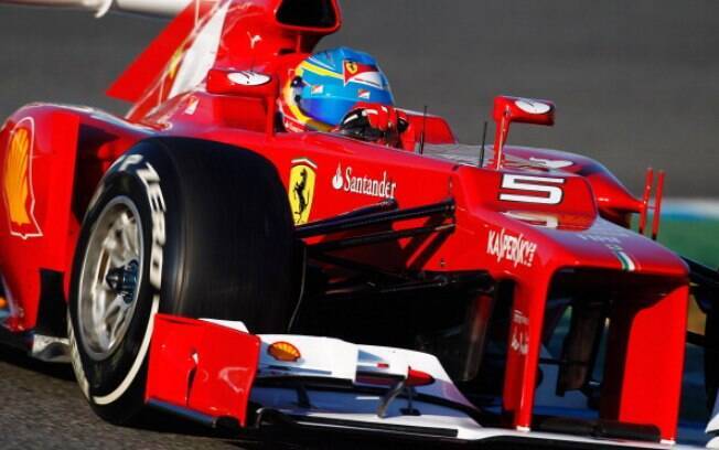 A Ferrari de 2012, guiada por Fernando Alonso, tinha um buraco na parte da frente, no bico