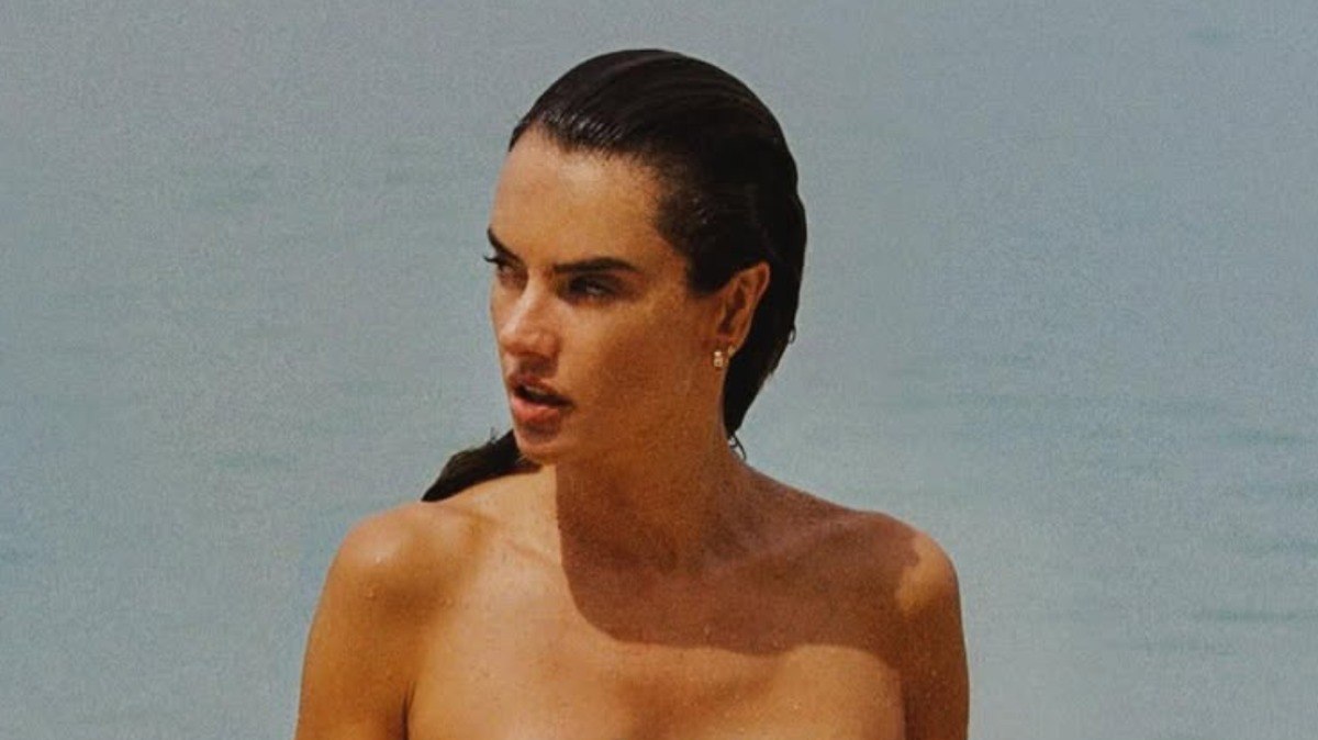 Curtindo o verão! Supermodelo Alessandra Ambrosio surge de topless